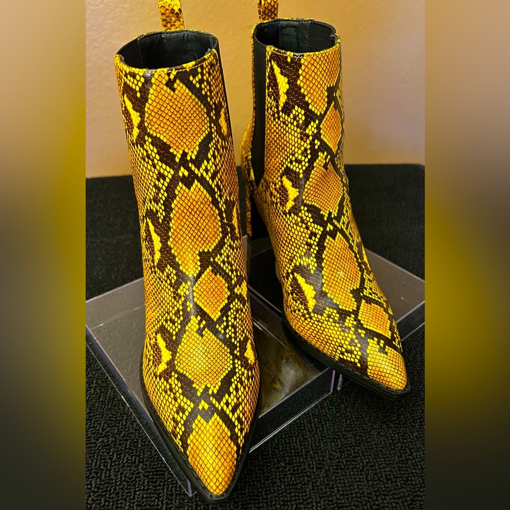 New! ASOS DESIGN Romeo Pointed Heeled Boots Yellow Snake Size US 6